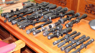 Cán bộ, doanh nhân giữ 'hàng nóng' để làm gì?