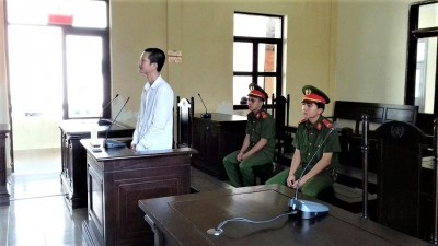 Người bảo vệ quyền và lợi ích hợp pháp cho bị hại vắng mặt lần thứ nhất: Hoãn phiên tòa hay tiếp tục xét xử?