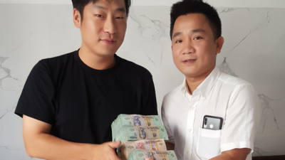 Hội An khen thưởng công dân bảo vệ tiền tỉ của chủ xe 'hớ hênh'